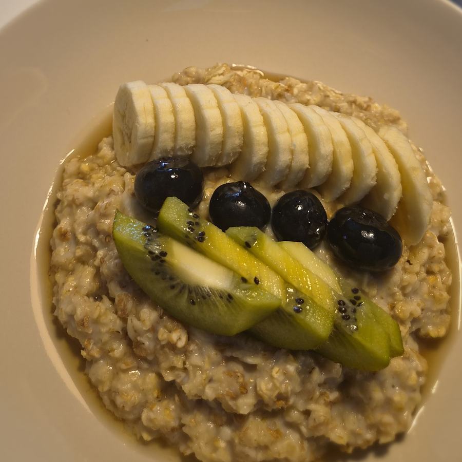Schale Haferbrei mit Banane, Kiwi und Heidelbeeren